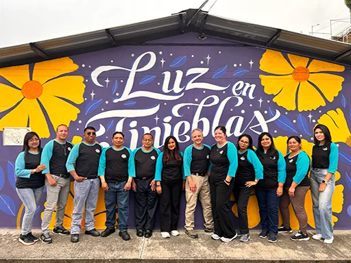 Equipo de la Fundación Luz en las Tinieblas apoyando a la comunidad en actividad social